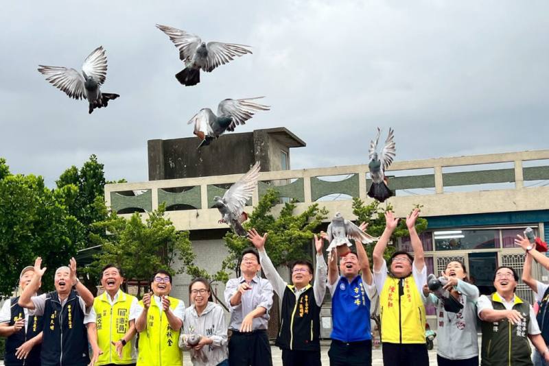 台南市學甲區公所與地方社團，1日舉辦2026台南鴿笭文化季記者會及推廣活動，現場示範放飛背負木笭的鴿子。