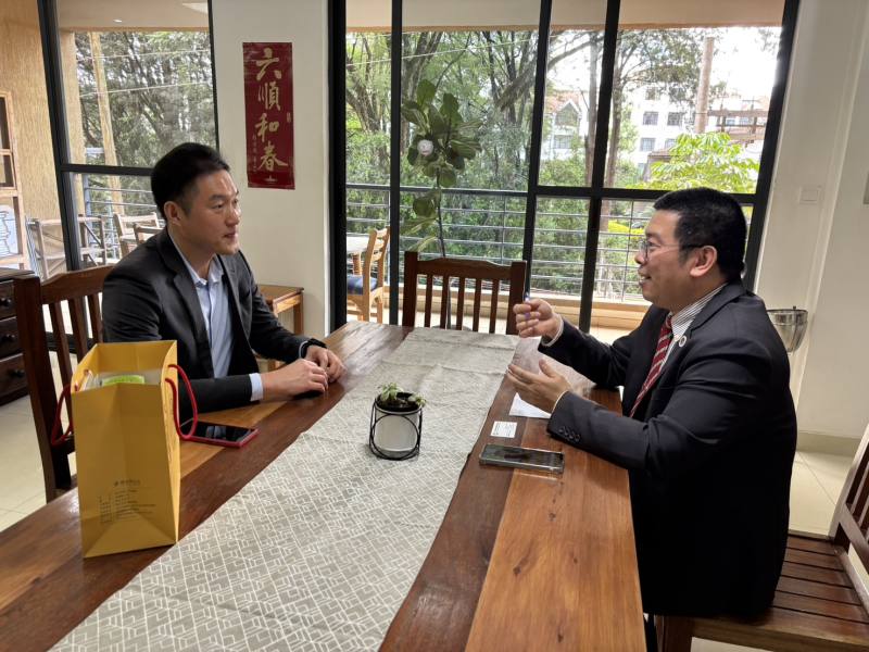 日谷國際株式會社總經理、肯亞台灣商會聯合總會副會長張皓寧(左)與詹前校分享企業營運概況，以及我僑臺商在肯亞經商面臨之挑戰