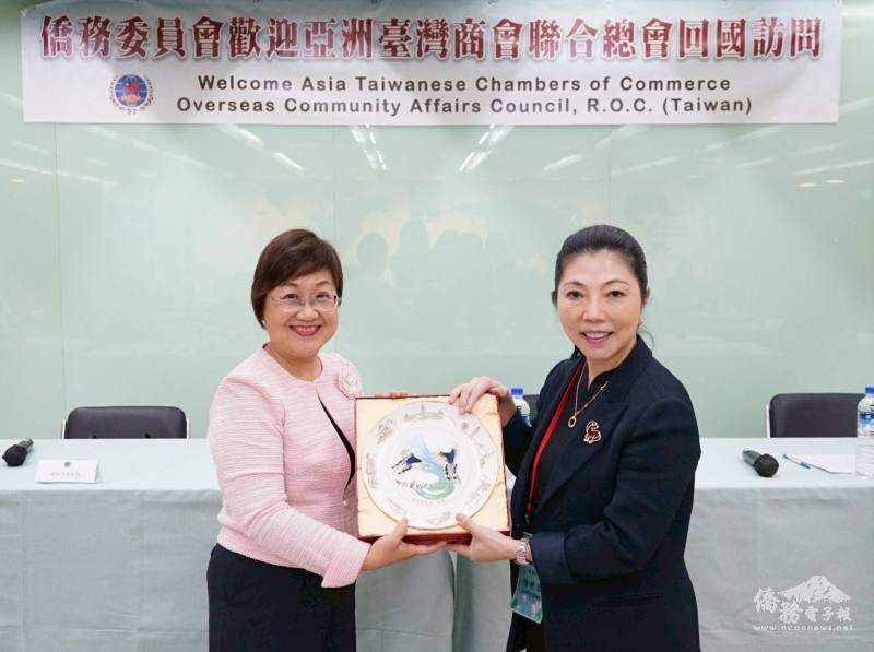 徐佳青贈送禮品，陳舒琴代表接受