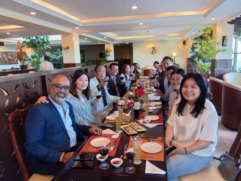 詹前校(左4)代表僑委會委員長徐佳青等各級長官向奈洛比僑界問候致意，希望透過直接互動交流，凝聚僑心、增進聯繫