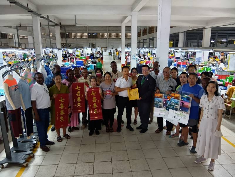 詹前校(前排著西裝者)拜會肯亞蒙巴薩僑臺商企業TWAWEZA公司，與總經理邱垂弘及主要幹部合影後，瞭解紡織生產線實際運作情形