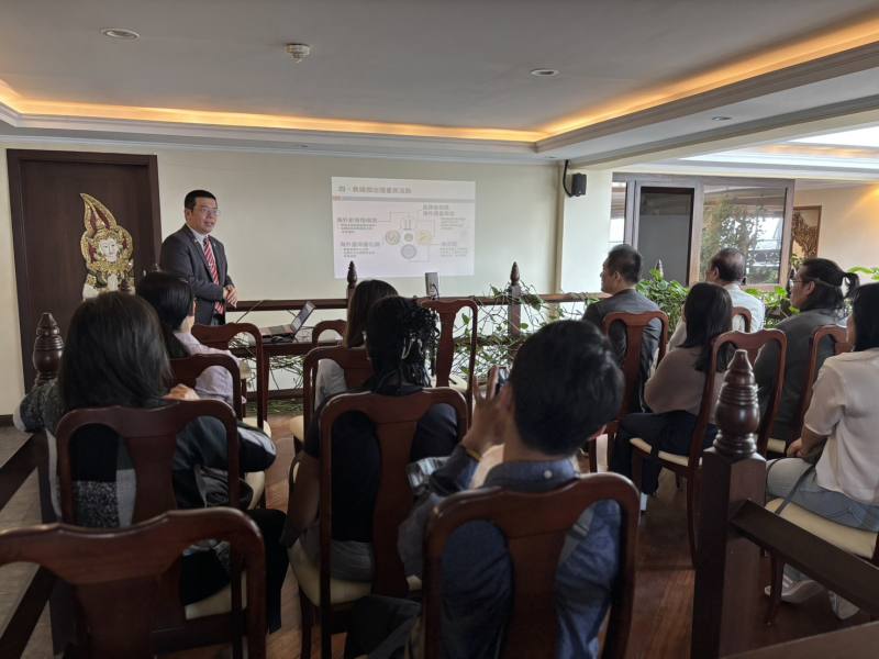 詹前校簡報僑委會當前海外服務工作，說明舉辦僑臺商專業研習、產業邀訪活動、僑臺商資金融通等，增益肯亞僑界的瞭解