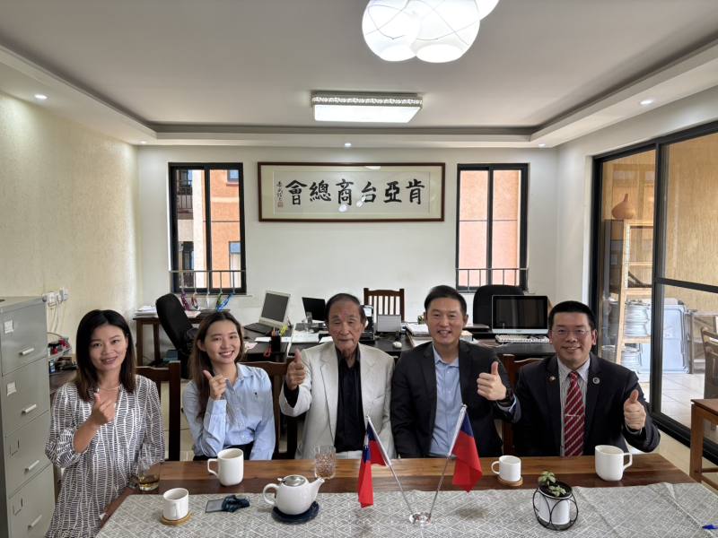 肯亞台灣商會聯合總會榮譽會長陶德本(中)、肯亞僑界急難救助協會會長張皓寧(右二)等僑界代表歡迎詹前校(右)首訪肯亞關懷僑民