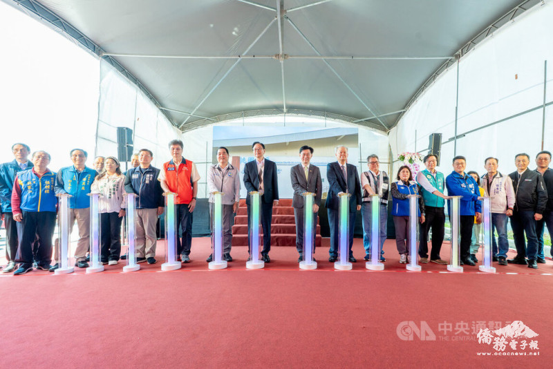 桃園北區再生水中心2日舉行啟用典禮，桃園市長張善政（前排左7）、內政部政務次長董建宏（前排左8）等人出席，盼強化桃園產業供水韌性。