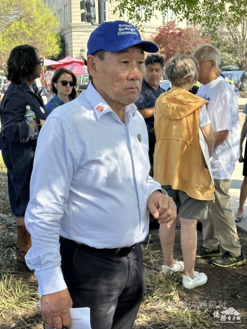 美籍華裔人士黃金德1898年上訴最高法院確認在美出生即為公民，他的孫子諾曼．黃（Norman Wong）前往最高法院旁聽。