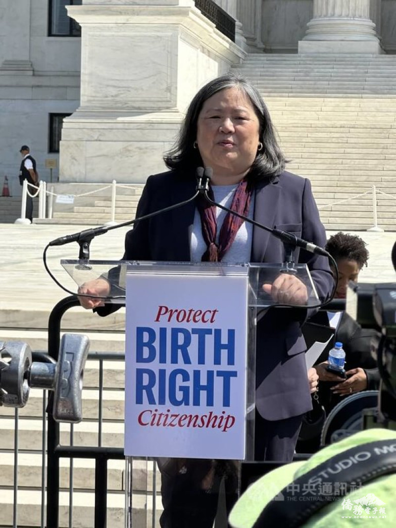 55歲台裔第2代王德棻（Cecillia Wang）擔任全案原告律師，離開最高法院後向支持者演說。