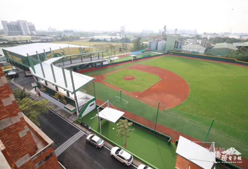 台鋼集團在台鋼科技大學設立「皇鷹學院」訓練基地。圖為中華職棒台鋼雄鷹球場，三壘外側有著長長的斜坡道，是由體能教練建議設計的訓練設施。