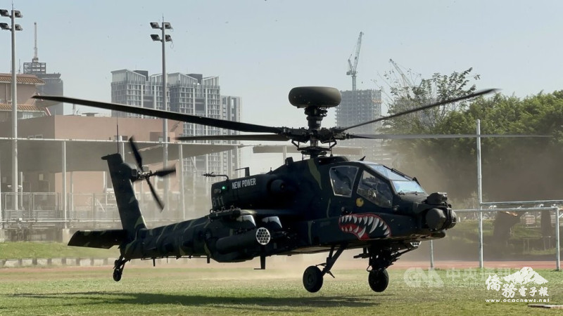 部署在桃園龍潭的阿帕契直升機，機身彩繪鯊魚嘴、虎斑，機腹還有國旗，2日在逢甲大學操場進行試航、試降，吸引許多民眾前往拍攝。