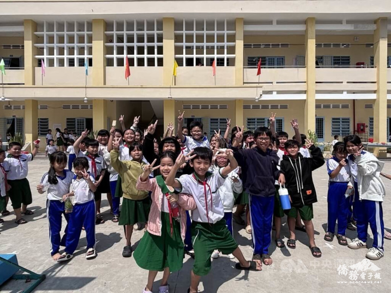 南越湄公河沙洲新祿島小學校舍整潔明亮，但缺乏軟硬體與師資。校長表示，資源分配後不足以支撐整體需求，很感謝台灣家扶願意協助，讓學童獲得更優質的教育。