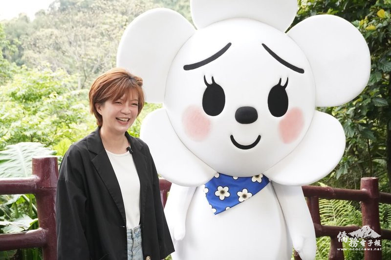 新北市政府客家事務局2日表示，客家桐花祭將於4月中旬登場，局長劉冠吟與桐花祭最萌吉祥物「發桐醬」合影。