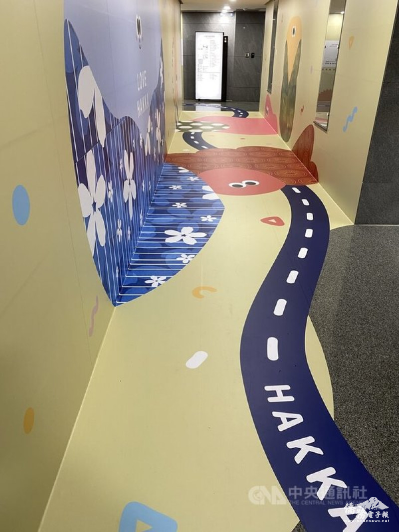 新北市政府客家事務局辦公空間華麗變身，盼以潮空間吸引年輕族群了解客家文化。路線導引的地貼及壁面，也融入客家元素與色彩。