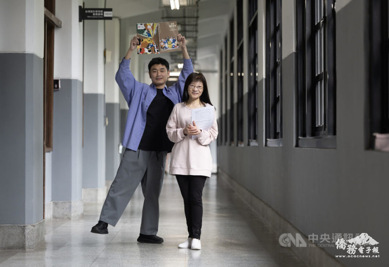 一步工作室與幼獅文化合作改造「全民國防教育」課本，幼獅文化總編陳柏蓉（右）表示，在媒合會議前做了許多設計師團隊功課，能合作是「如願以償」。圖左為一步工作室負責人田修銓。