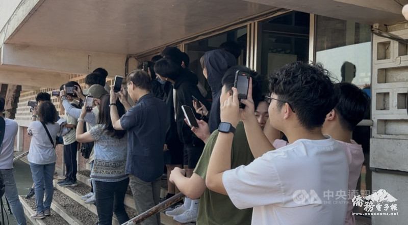 黑鷹直升機與阿帕契直升機因應4、5日的展示活動，2日在台中逢甲大學操場舉辦試航、試降，吸引許多民眾搶先看。