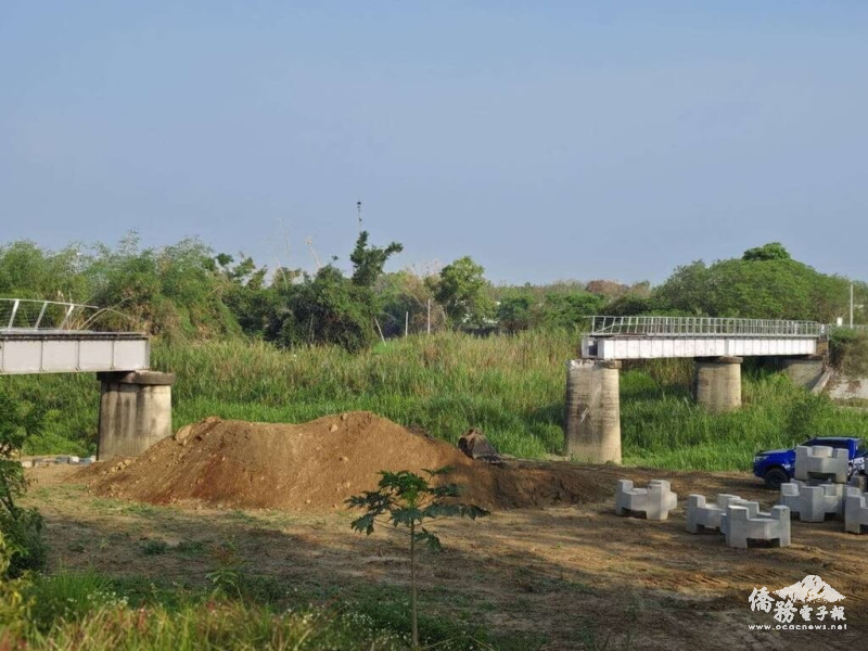 雲林縣歷史建築台糖石龜溪鐵橋因颱風毀損，縣府爭取中央補助新台幣3000萬元啟動重建工程，4月中旬將上網招標，預計2026年底完工。