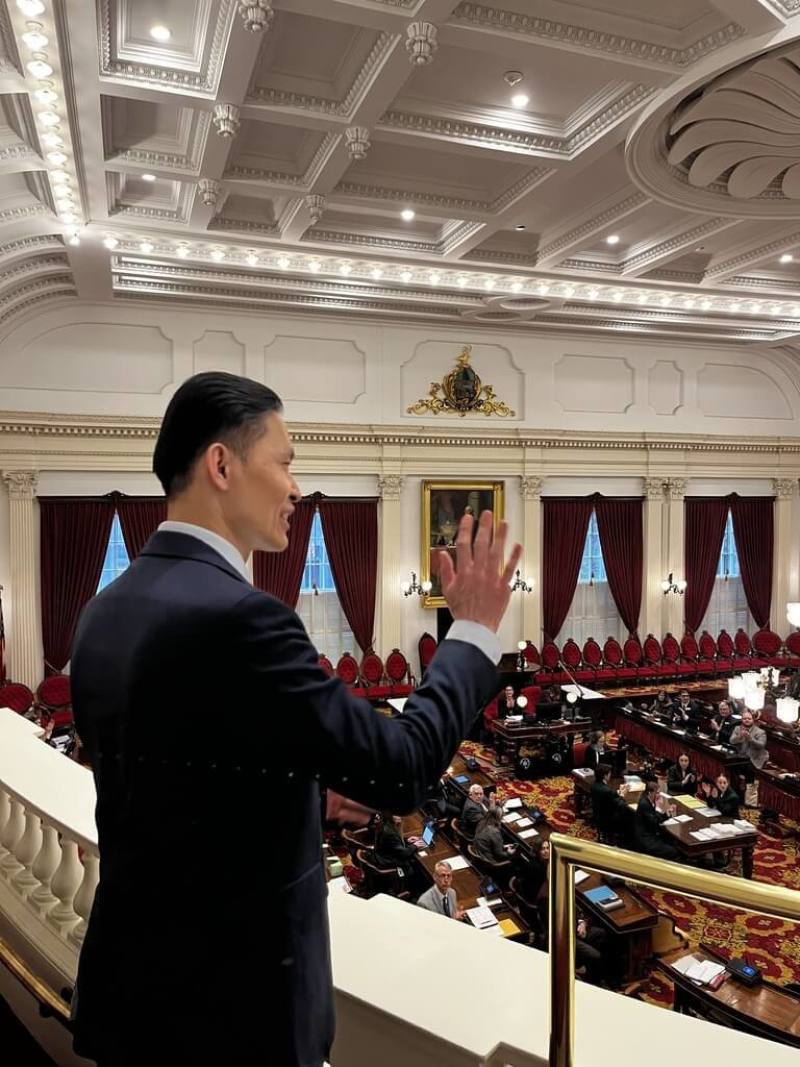 駐波士頓辦事處長廖朝宏前往美國佛蒙特州議會，向議會通過挺台決議致意。