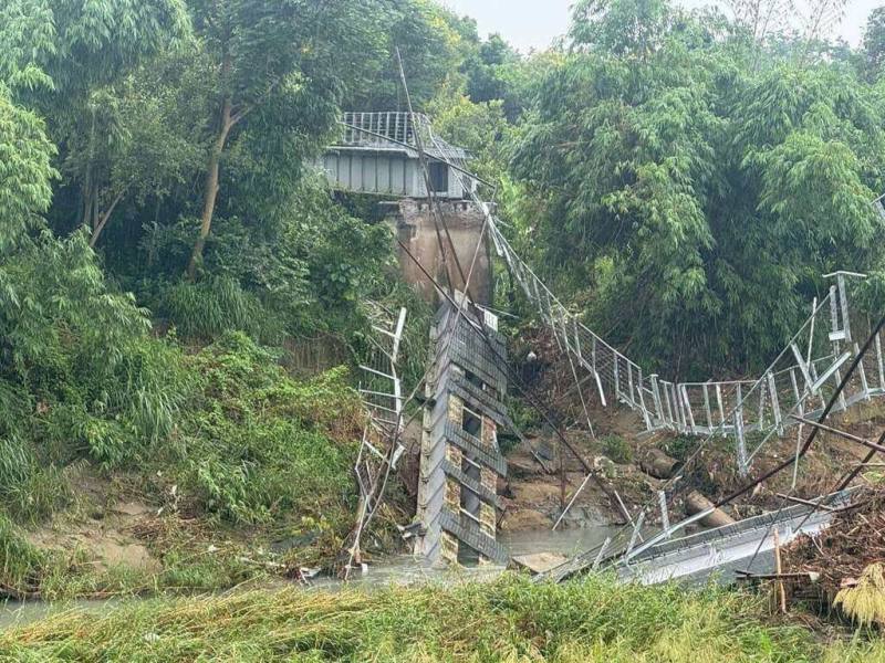 雲林縣歷史建築台糖石龜溪鐵橋，2025年7月因丹娜絲颱風帶來連日豪雨遭大水沖毀（圖），縣府規畫重建。石龜溪鐵橋建於1909年，1950年由台糖重建，連接大林糖廠與虎尾糖廠，2006年登錄為歷史建築。