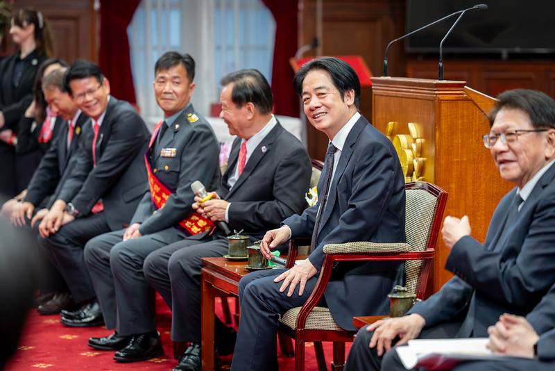 賴清德總統1日下午接見社團法人國際生命線台灣總會理監事及第一屆「《珍愛生命線》十大生命救援獎」獲獎人