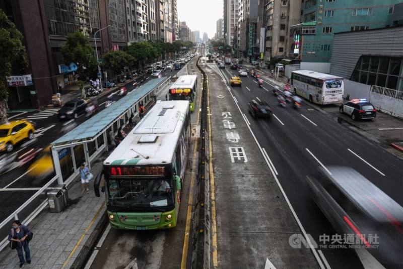 行政院副院長鄭麗君表示，為減緩中東衝突對國內民生經濟影響，已請交通部確保公共運輸票價不調整。圖為台北市民權西路上行駛的公車。