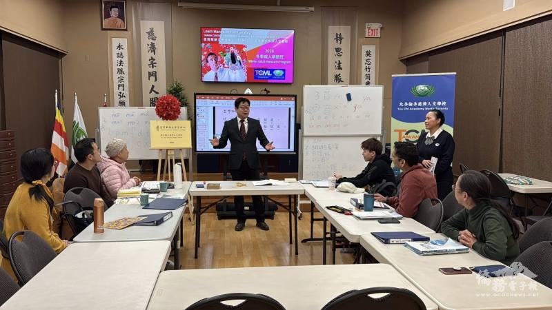 多倫多文教中心主任藍柏青期勉學員將所學華語應用於日常生活，為未來發展奠定基礎