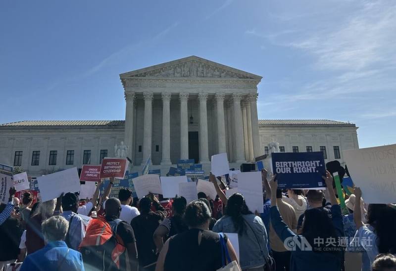美國最高法院首度聽取出生公民權案，群眾與民間團體1日在最高法院前聚集。