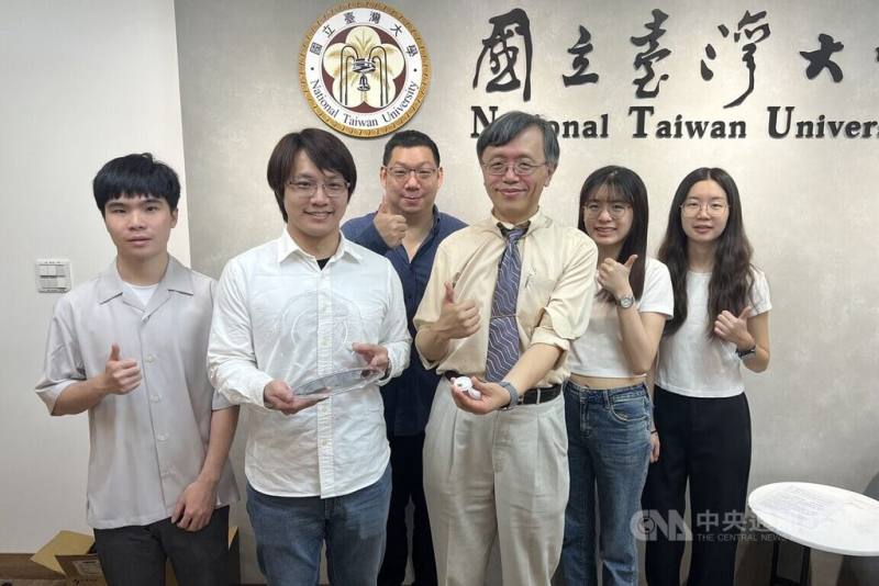 台灣大學材料系特聘教授陳學禮（右3）帶領團隊開發出「矽光子長波紅外感測器」，可在室溫下感測氣爆風險，3月發表於重要國際期刊Journal of Hazardous Materials（有害材料雜誌）