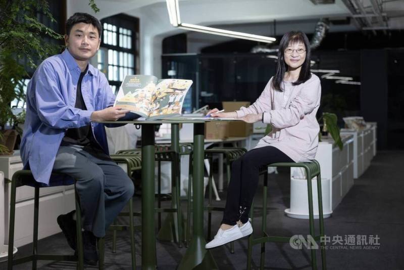 台灣設計研究院媒合設計師與教科書出版社，致力打造教科書新風景，今年一步工作室與幼獅文化合作打造新版國防教育課本。圖左為一步工作室負責人田修銓，右為幼獅文化總編陳柏蓉。