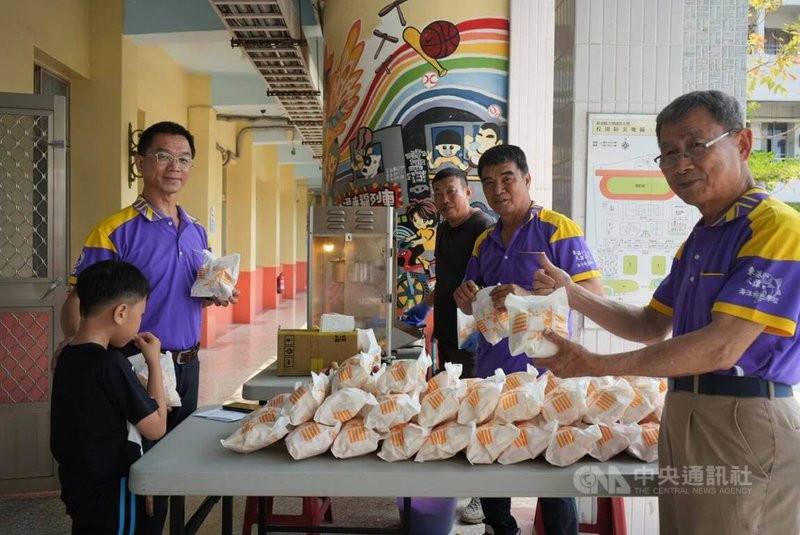 屏東縣東港鎮大潭國小今年以台語闖關遊戲與手作課程慶祝兒童節，校長趙錫清（後左）1日表示，有志工特別贊助現作爆米花，讓學生樂不可支。