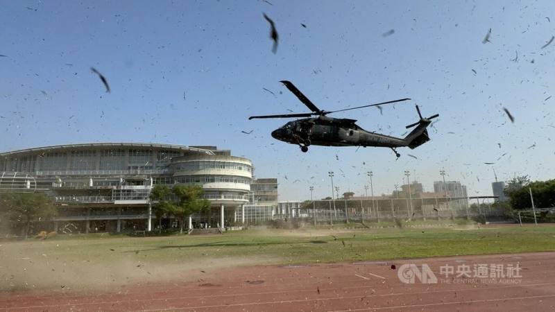 「2026台灣國際模型公開賽台中威逸暨科幻盃聯賽」4、5日將在逢甲大學登場，預計展出的黑鷹直升機2日在逢甲大學操場進行試航、試降，直升機旋翼所產生的下旋氣流，捲起地面塵土，氣勢磅礡。