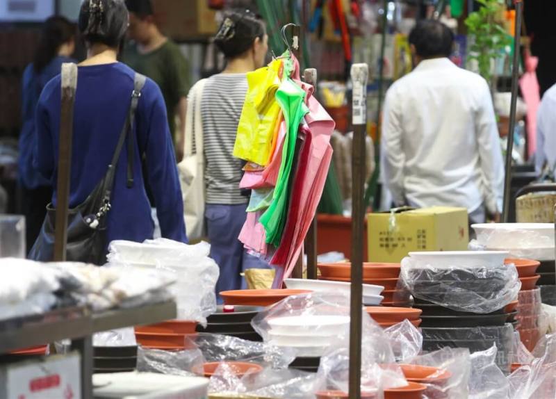 圖為台北市建國花市內攤商架上的塑膠袋。