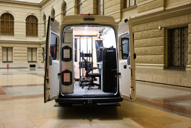 捷克國家博物館長期參與危機地區的文化遺產保護工作，派出移動式數位化實驗室到烏克蘭，此特殊車輛可直接在現場為博物館藏品、歷史建築建立高精度的3D數位模型。