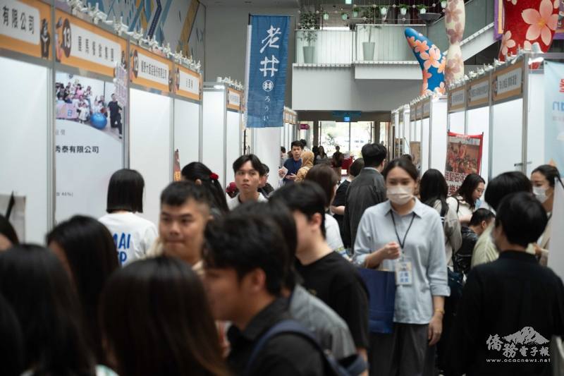 僑生就業博覽會臺中場次，僑生踴躍與企業進行面談。