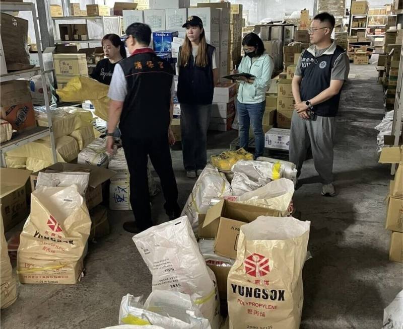 澎湖地檢署結合「查緝民生犯罪聯繫平台」，1日針對澎湖地區銷售塑膠相關製品的廠商進行聯合稽查，近3天內已稽查市面10家在地供應商及中、大盤商，未發現囤積居奇或非法哄抬物價情事。
