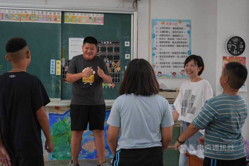 兒童節即將到來，屏東縣東港鎮大潭國小1日特別以台語闖關遊戲來慶祝，其中「比跤畫手」是讓學童用台語猜字謎，不少學生展現流利台語口說能力。