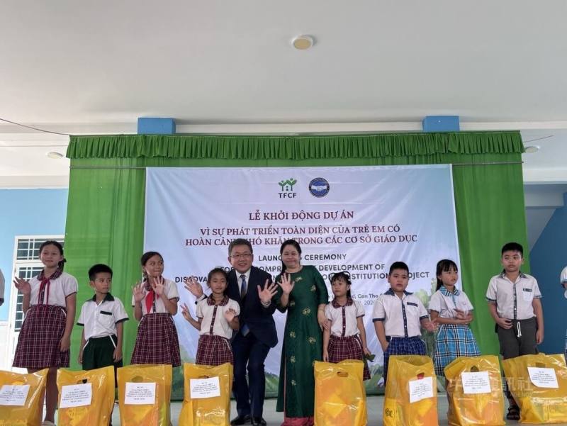 台灣家扶在有「台灣島」之稱的南越湄公河沙洲新祿島啟動「兒童教育發展方案」，3月31日計畫正式啟動，芹苴市越南友好組織主席黎氏成江（中右）與駐越南代表劉世忠（中左）贈送島上國小學童由胡志明市台灣商會捐贈的學用品。