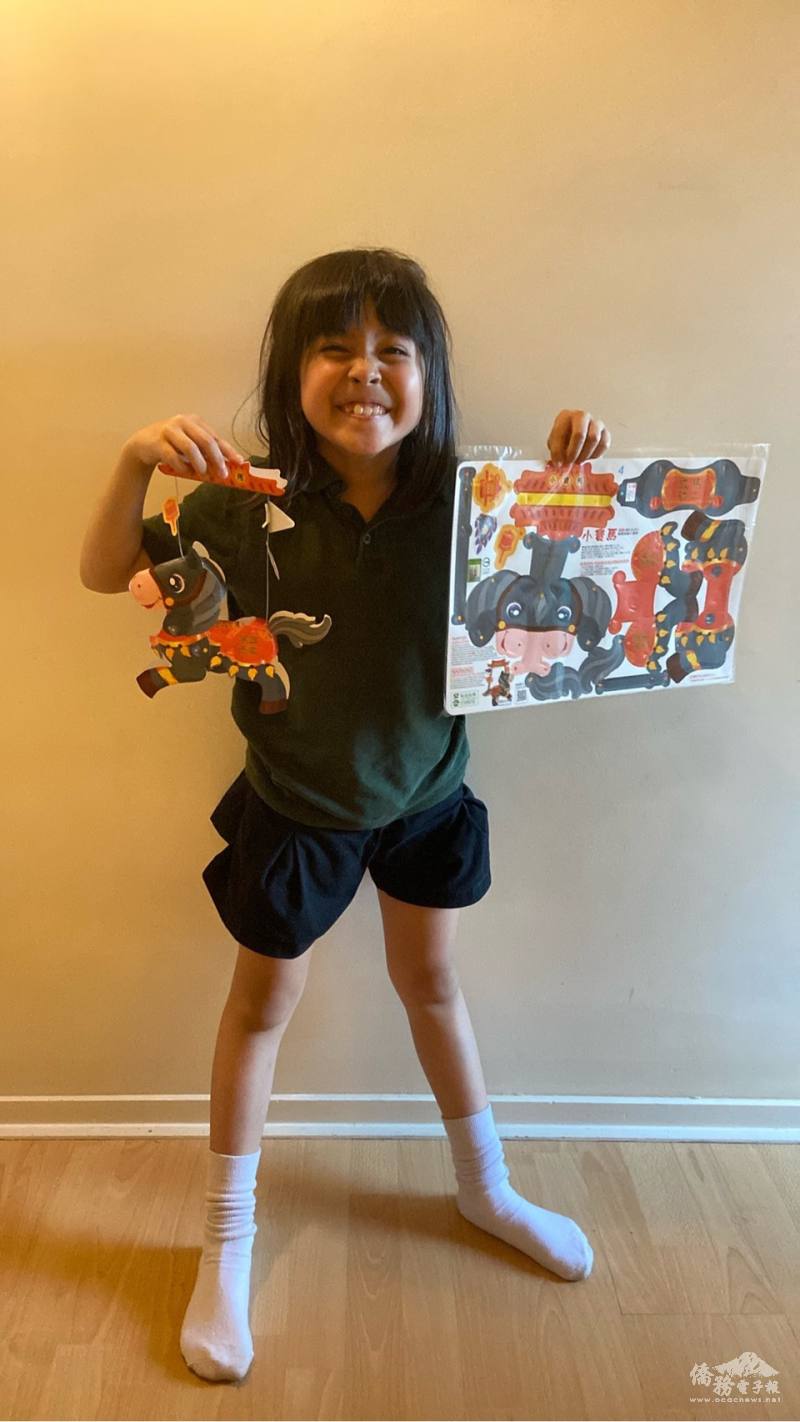瑞雅（Ariana Rostami）同學自信展示自己完成的馬年燈籠，為推廣臺灣文化感到自豪