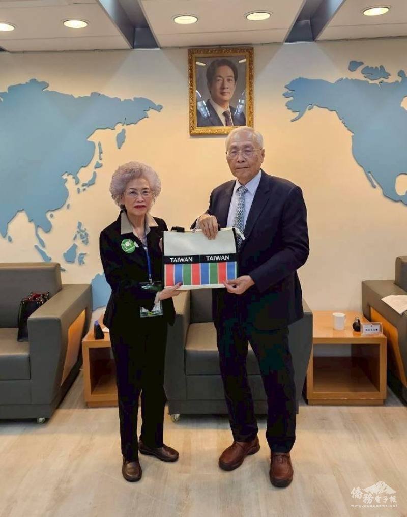 張良民致贈紀念品，何素珍代表接受