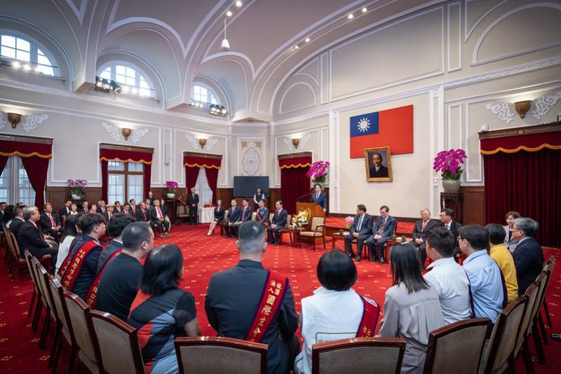 總統接見社團法人國際生命線台灣總會理監事及第一屆「《珍愛生命線》十大生命救援獎」獲獎人