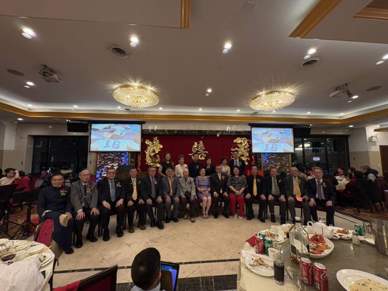 華僑協會芝加哥分會幹部與貴賓合影留念