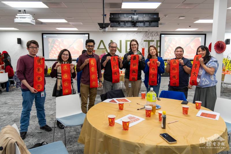 老師葉佳玲(右1)帶領中級班