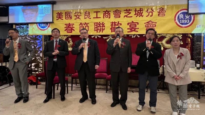駐芝加哥辦事處處長類延峰(右3)、來自波士頓的陳仕維(左3)及芝加哥的林俊光(右2)，2位僑務委員及駐處同仁合唱