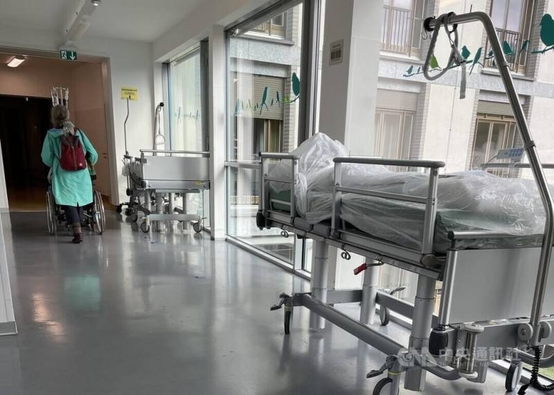 醫院與安養中心是許多人的最後一站，臨終自決權在瑞士受法律保障，讓決心死亡的重病者不會被迫搬家，醫院與安養機構是否能執行「協助死亡」，成為近期瑞士各州議會辯論焦點