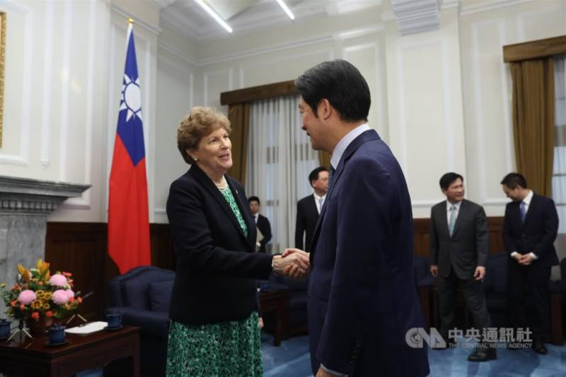 總統賴清德（前右）3月30日上午在總統府接見美國聯邦參議院跨黨派議員訪團，與外交委員會民主黨首席議員夏亨（Jeanne Shaheen，另譯：夏欣）（前左）握手致意。