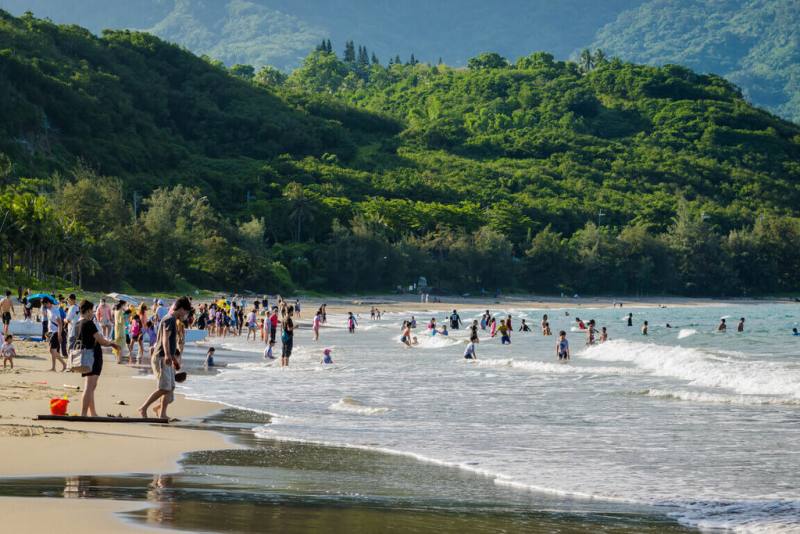 台東地區自4月起進入戲水旺季，台東縣政府自4月1日起至9月30日止，於杉原灣啟動水域安全管理並配置救生員駐點巡查，同時提供免費救生衣租借，降低意外發生。