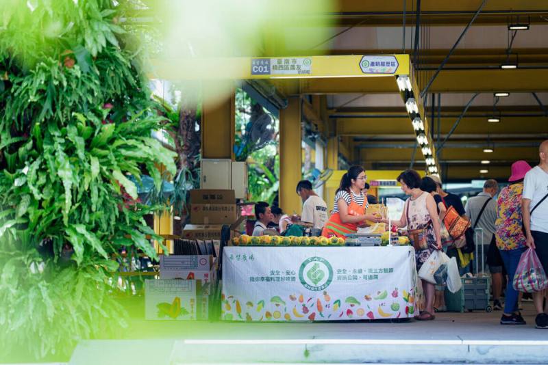 農業部農糧署自民國107年底擴大推動產銷履歷制度，產品已由傳統稻米、蔬果，延伸至茶葉、咖啡、油茶等特色作物，以及截切蔬果、冷藏冷凍加工產品等多元型態，民眾採買時可認明綠色「TAP標章」，並善用QR　Code查詢產品資訊。