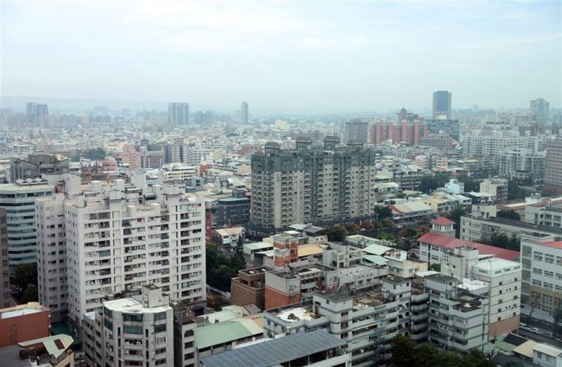 六都地政局公布買賣移轉棟數，第1季六都總計4萬7002棟，年減2.2%，為2018年以來同期新低。