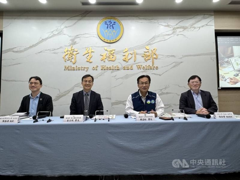 衛生福利部食品藥物管理署2日與環境部化學物質管理署共同舉辦「實踐『袋袋箱傳‧自備容器‧食在安心』新生活」記者會，宣導食品容器的正確安全觀念，提倡從使用源頭作起，守護你我健康與地球美好環境。