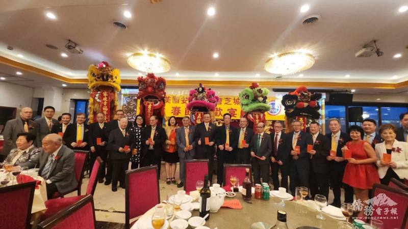 安良工商會幹部與貴賓向舞獅餵紅包