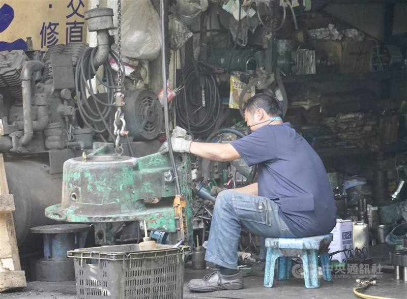 圖為高雄市鹽埕區馬達製造業者工作一景。