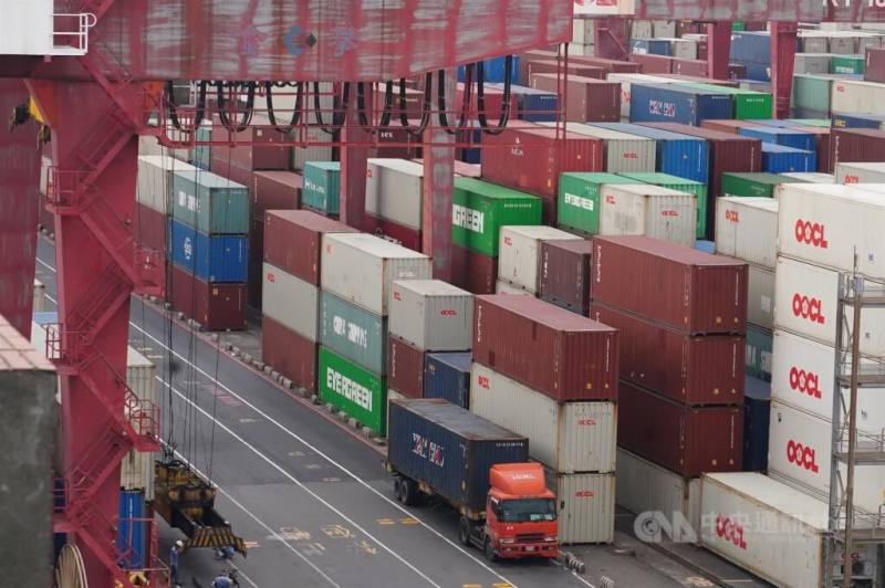 美國3月31日發布2026年貿易障礙報告，列舉台美多項貿易障礙及台灣在貿易協議所做承諾。圖為高雄港區貨櫃堆疊。