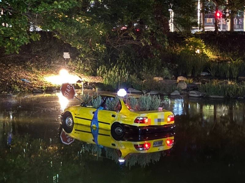 有民眾1日晚間發現高雄市立美術館園區內，有輛計程車泡在湖面上。警消到場發現是虛驚一場，館方2日說明，作品「不可抗力丸」是藝術家倪祥藉由「Taxi」與「Take Sea」的諧音，作為開展發想的環境藝術創作。